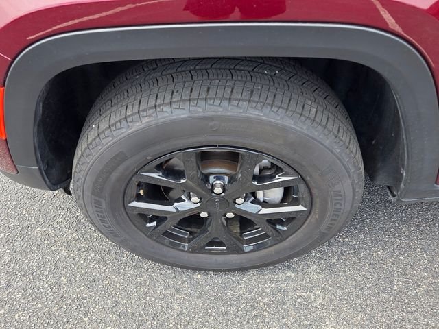 Used 2025 Velvet Jeep Altitude image 10