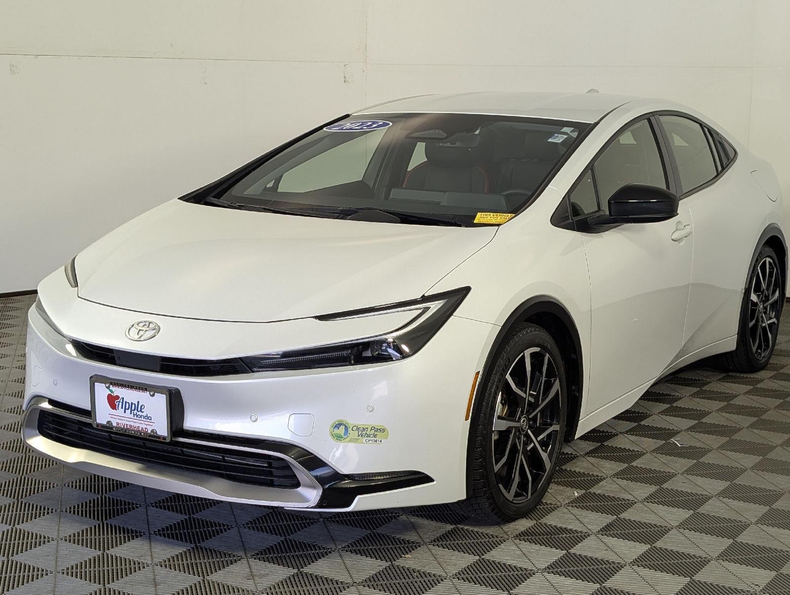 Used 2023 Wind Chill Pearl Toyota XSE image 3