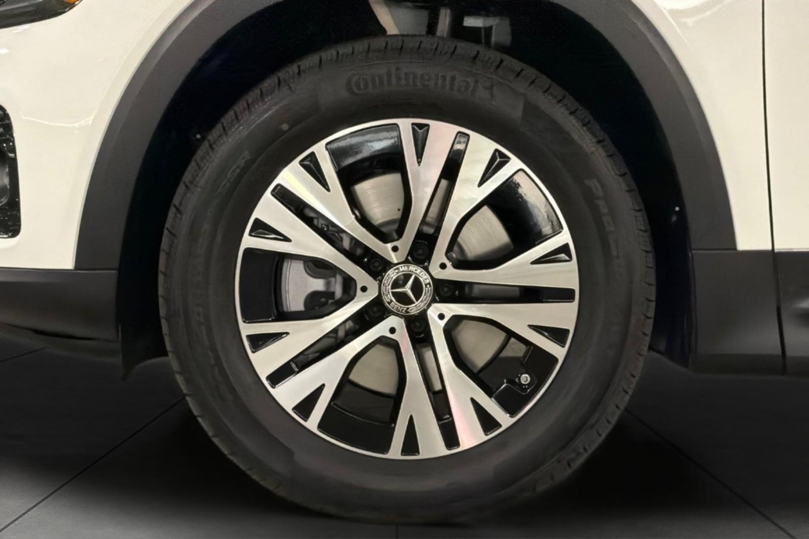 New 2026 Polar White Mercedes-Benz GLB 250 SUV image 25
