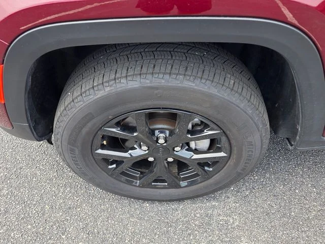 Used 2025 Red Jeep Altitude image 10
