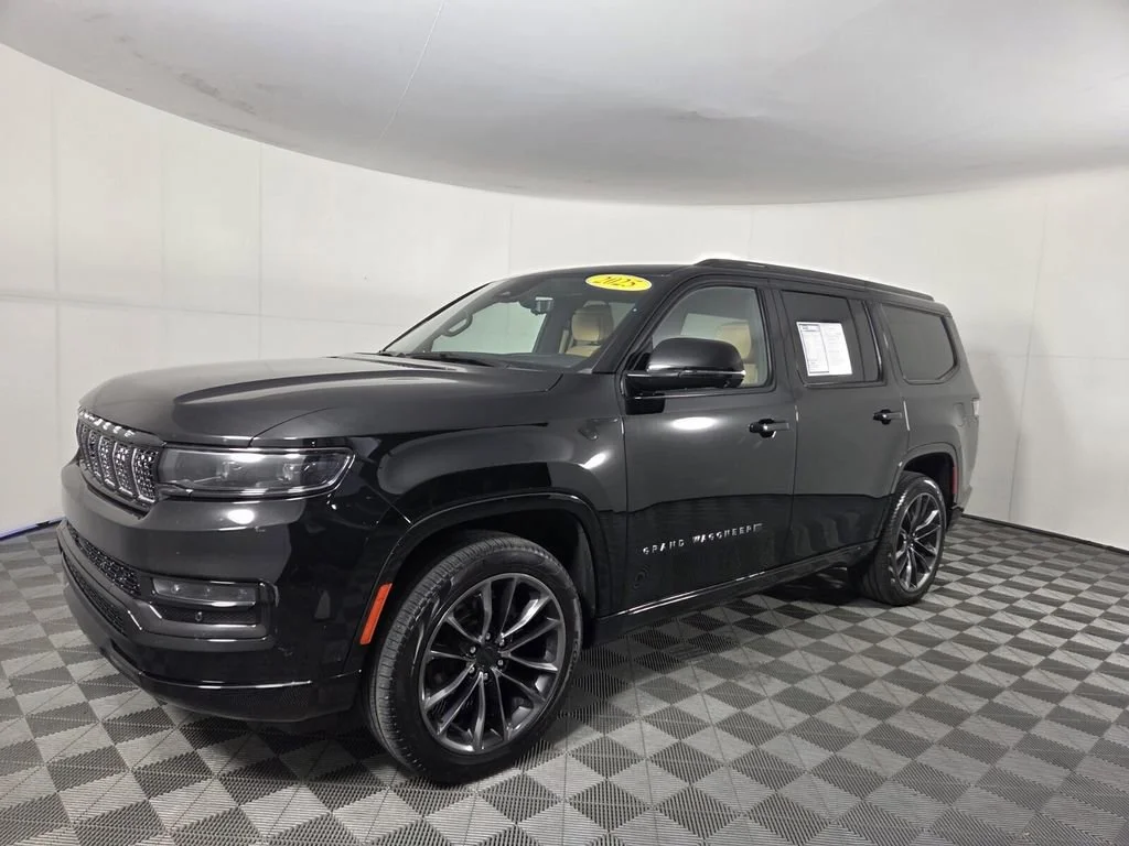 Used 2025 Diamond Black Crystal Pearlcoat Jeep Series III Obsidian image 9