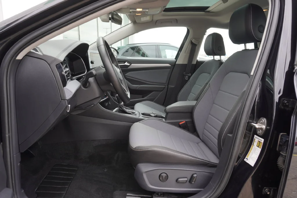 Certified Used 2025 Black Volkswagen 1.5T SE image 16