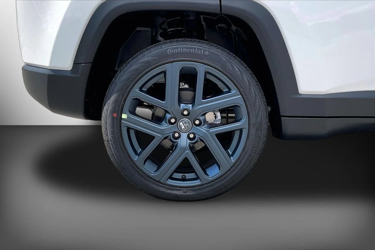 New 2026 Bright White Clearcoat Jeep Latitude image 33