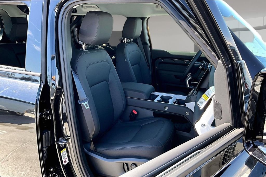 New 2026 SANTORINI BLACK Land Rover S image 11