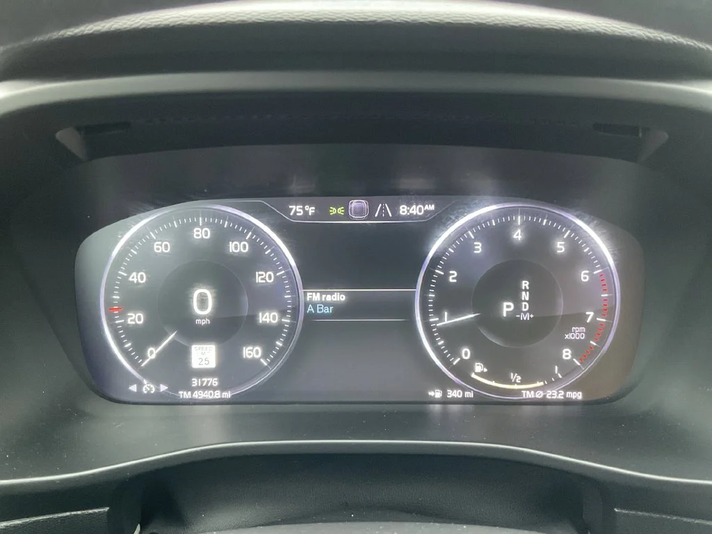 Used 2020 White Volvo Momentum image 34