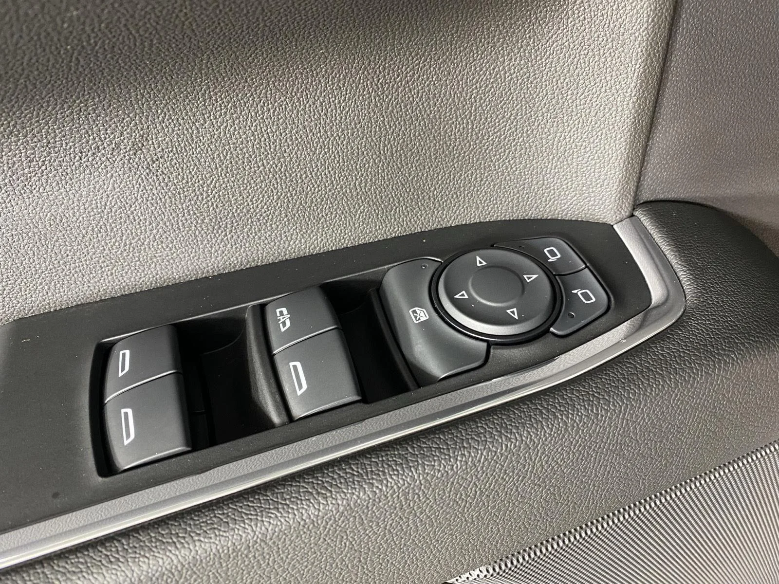 Used 2024 Onyx Black GMC Elevation image 18