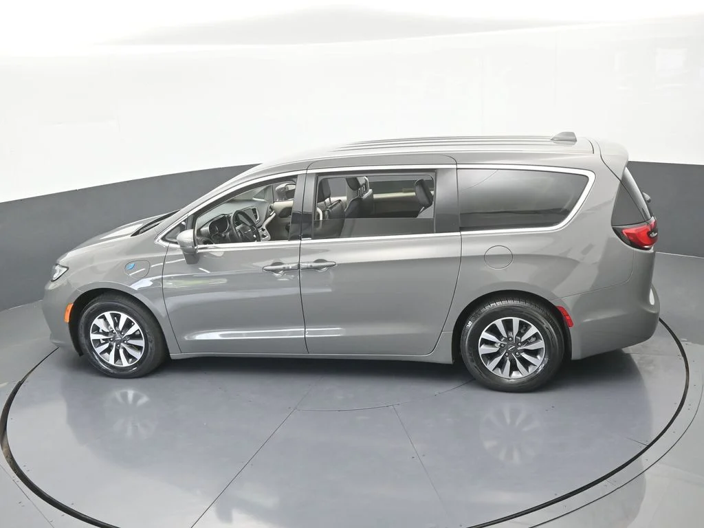 Used 2022 Ceramic Gray Clearcoat Chrysler Touring L image 52