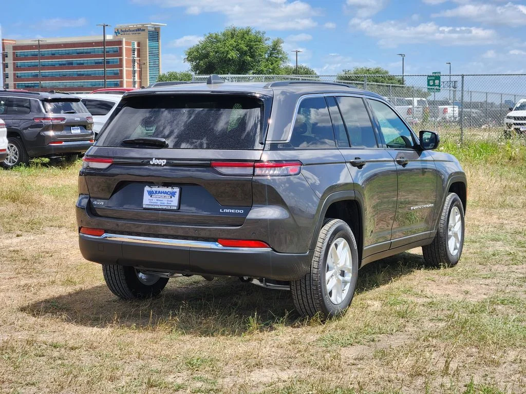 New 2026 Baltic Gray Metallic Clearcoat Jeep Laredo image 4