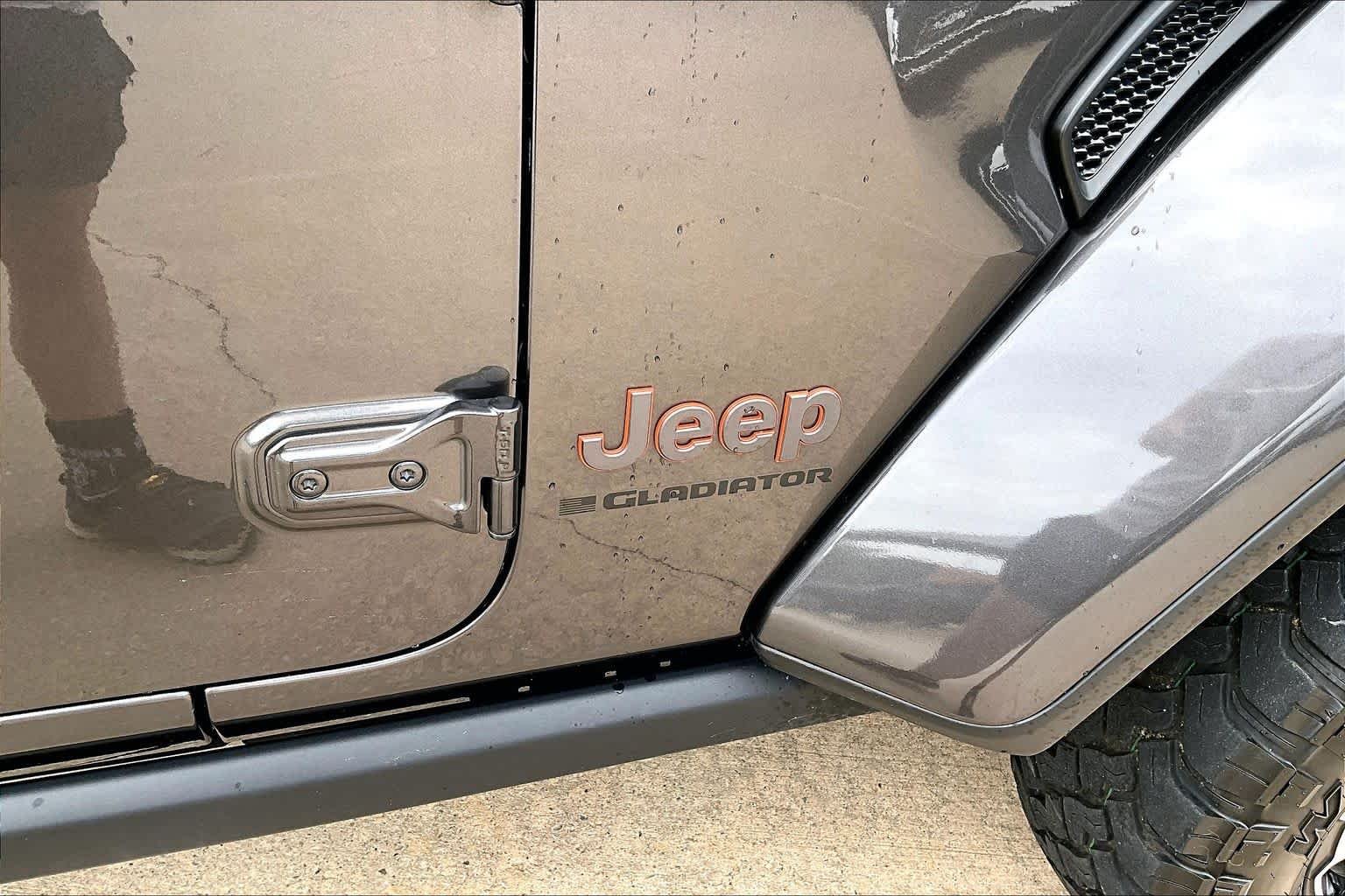 Used 2023 Granite Crystal Metallic Clearcoat Jeep Mojave image 10