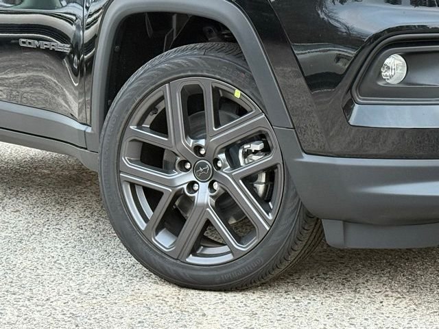 New 2026 Diamond Black Crystal Pearl-Coat Exterior Paint Jeep Latitude image 2