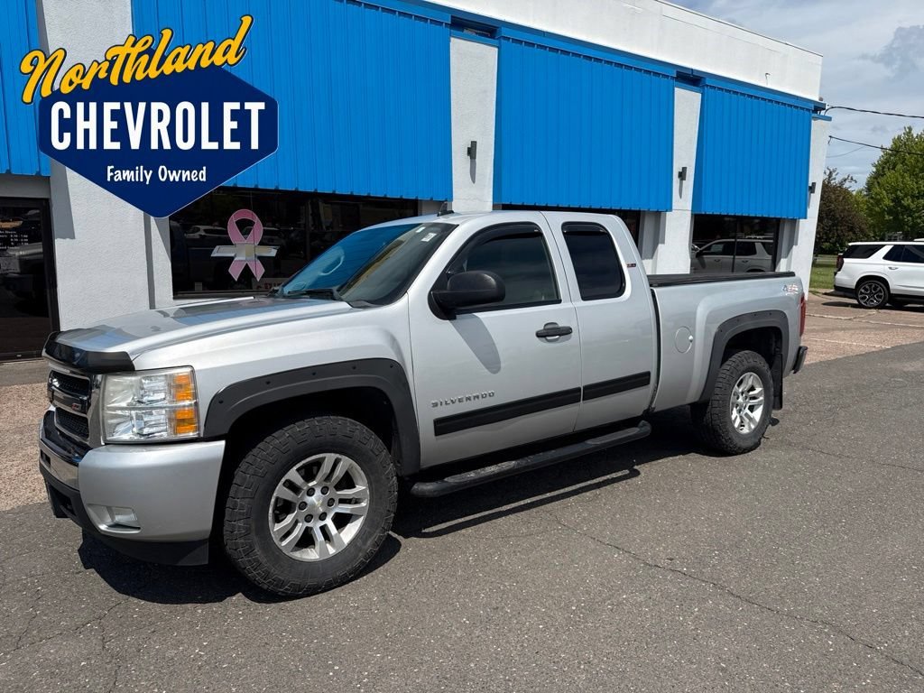 Used 2011 SHEER SILVER METALLIC Chevrolet LT image 1