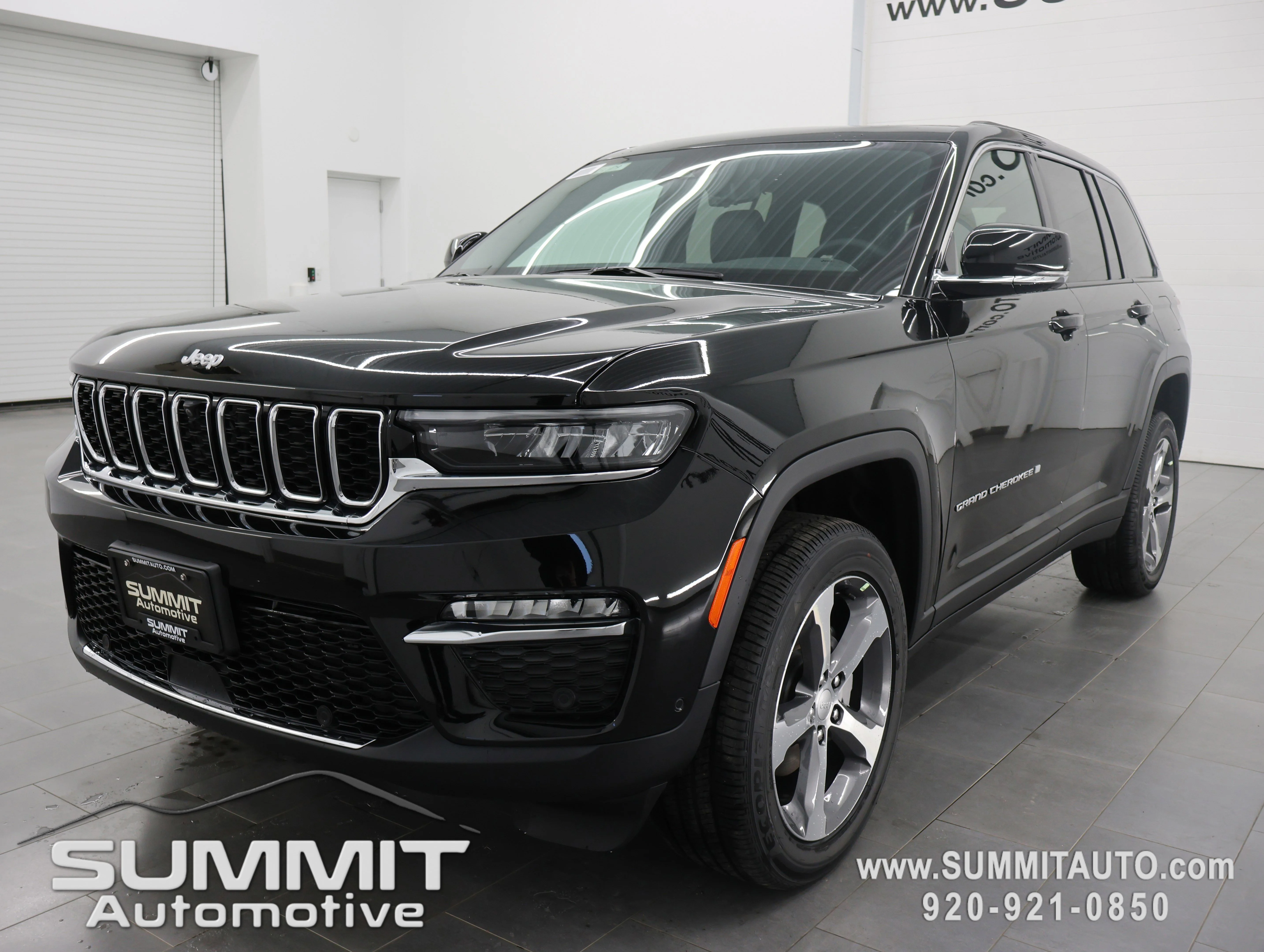New 2025 Diamond Black Crystal Pearl-Coat Exterior Paint Jeep Limited image 6