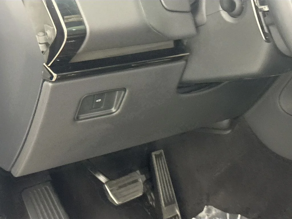 Used 2024 White Land Rover Dynamic SE image 10