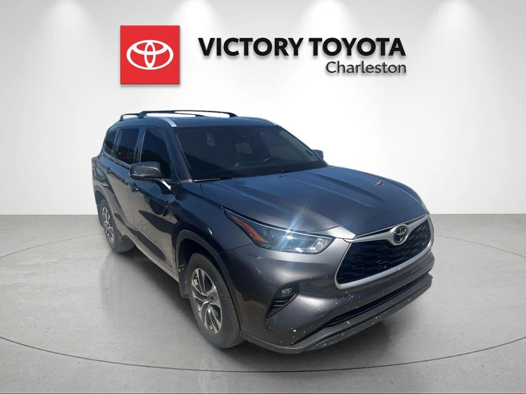 Used 2022 Gray Toyota XLE image 3