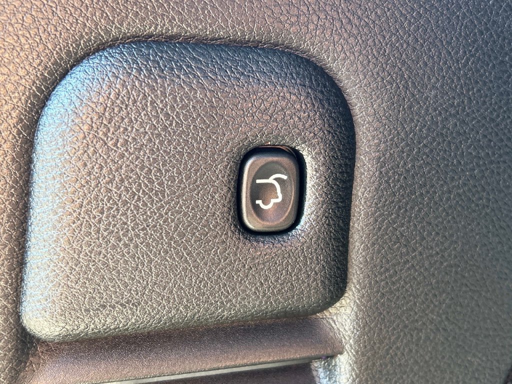 Used 2017 Silver Jeep Limited image 12