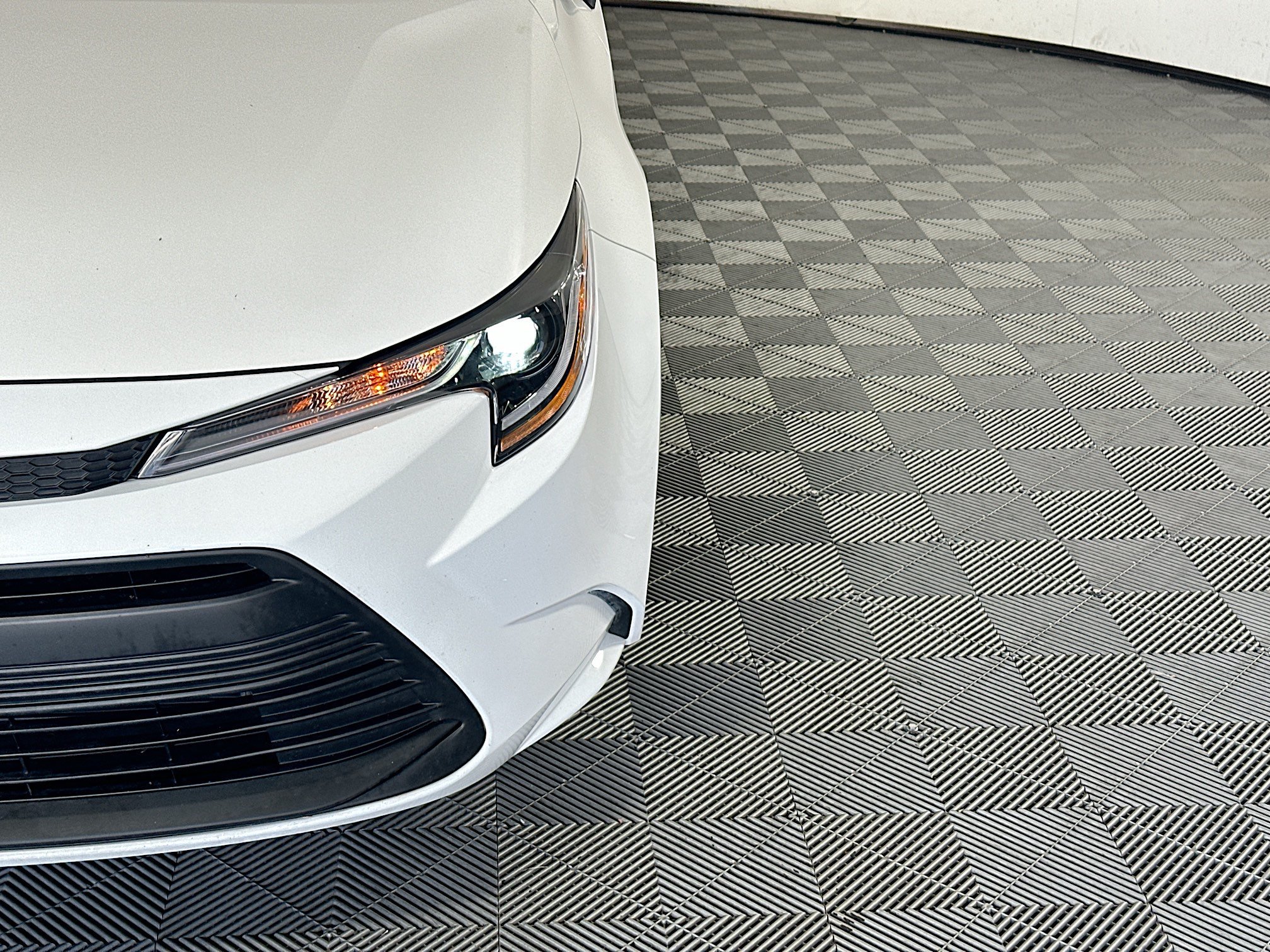 Used 2024 Ice Toyota LE image 9