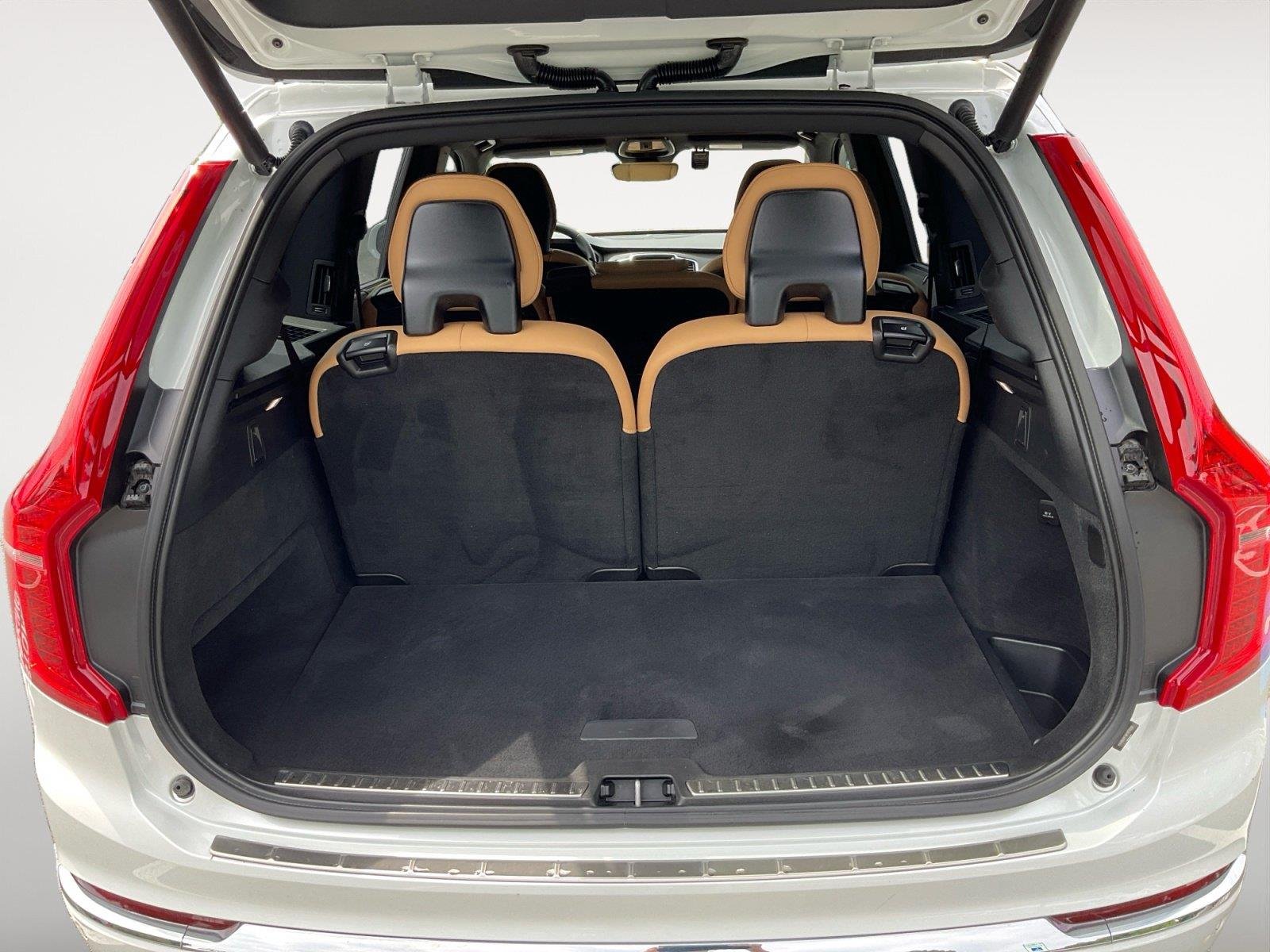 Used 2024 Crystal White Metallic Volvo Ultimate Bright Theme image 15