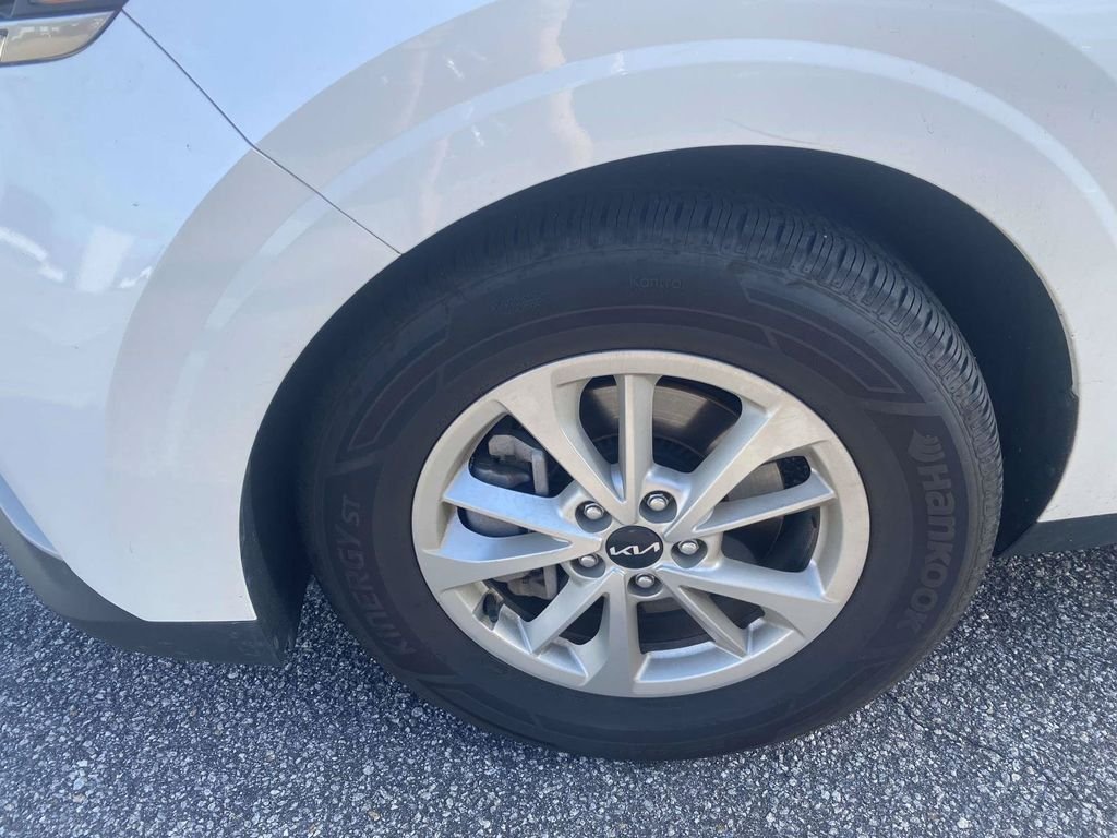Used 2024 Snow White Pearl Kia LX image 4