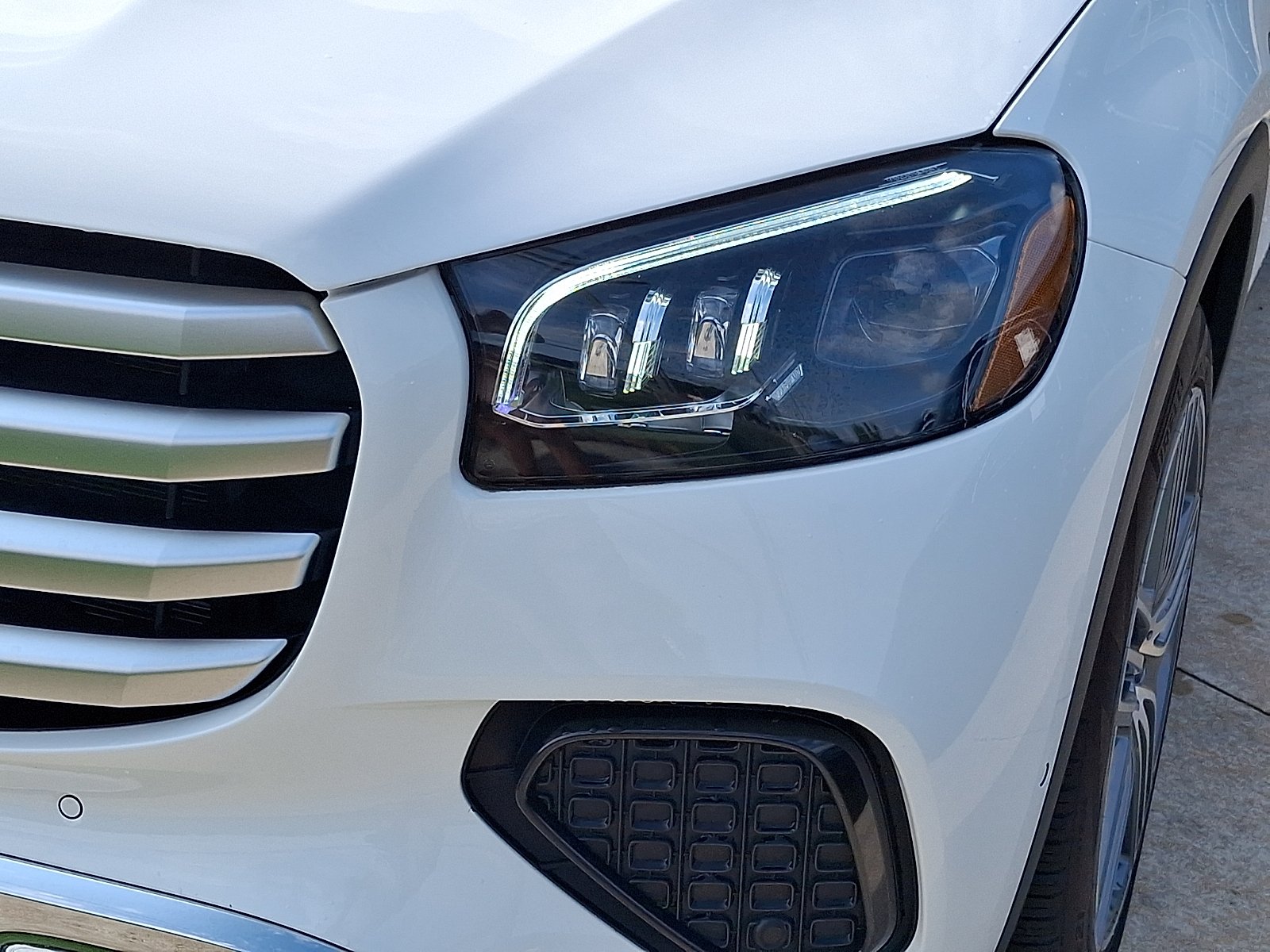 Certified Used 2025 Polar White Mercedes-Benz 4MATIC® image 9
