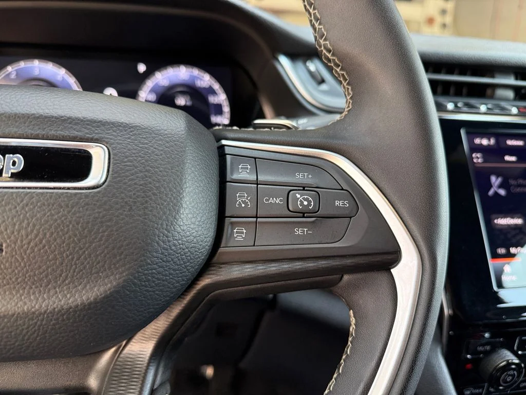 Used 2025 Silver Jeep Altitude image 25