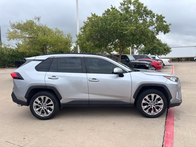 Used 2020 Silver Toyota XLE Premium image 4
