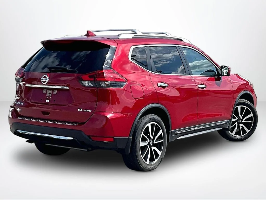 Used 2017 Red Nissan SL image 3