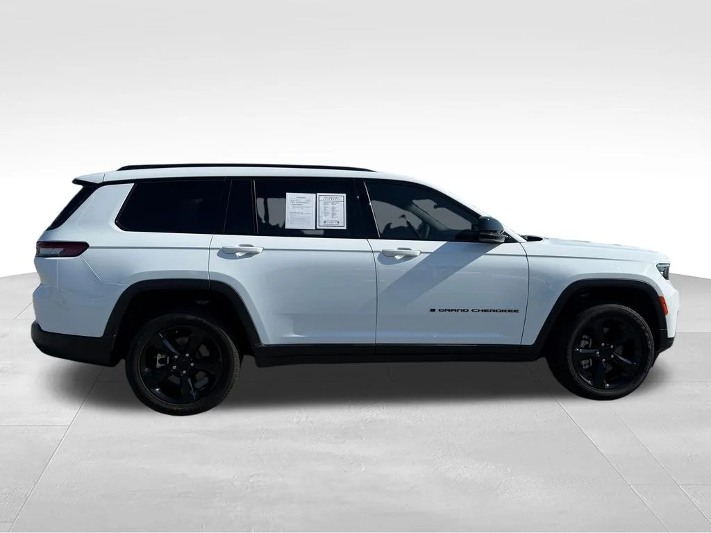 Used 2025 White Jeep Altitude image 30
