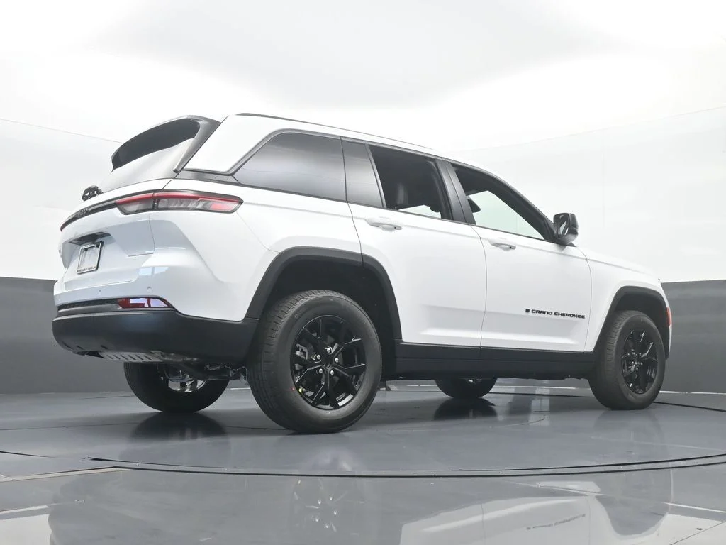 New 2026 Bright White Clear-Coat Exterior Paint Jeep Laredo image 59