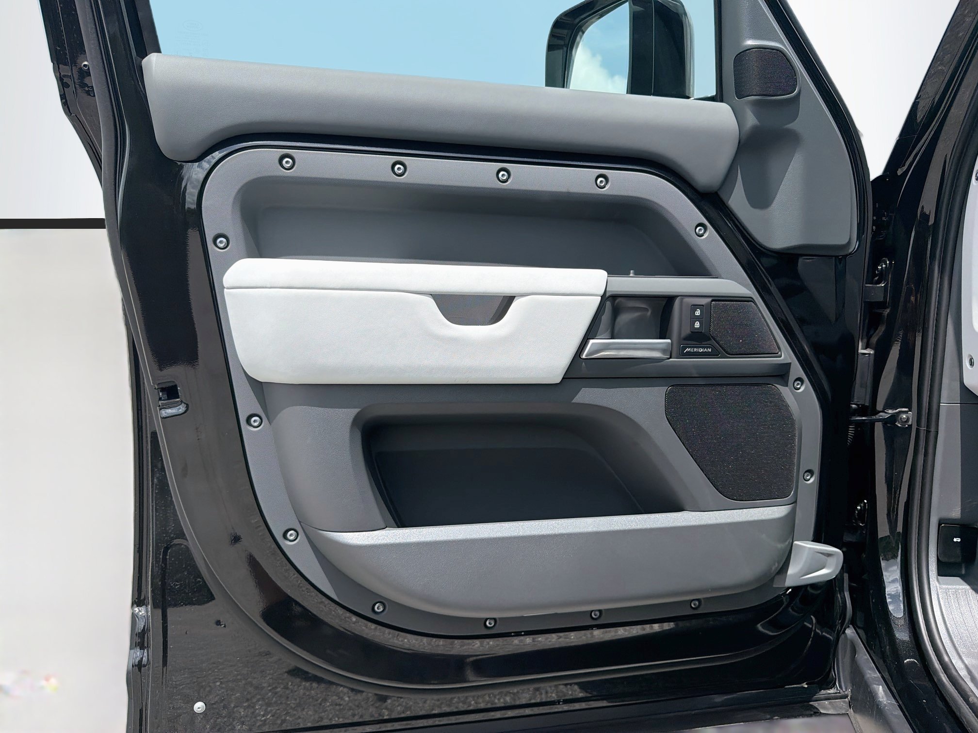 New 2026 Santorini Black Land Rover S image 22