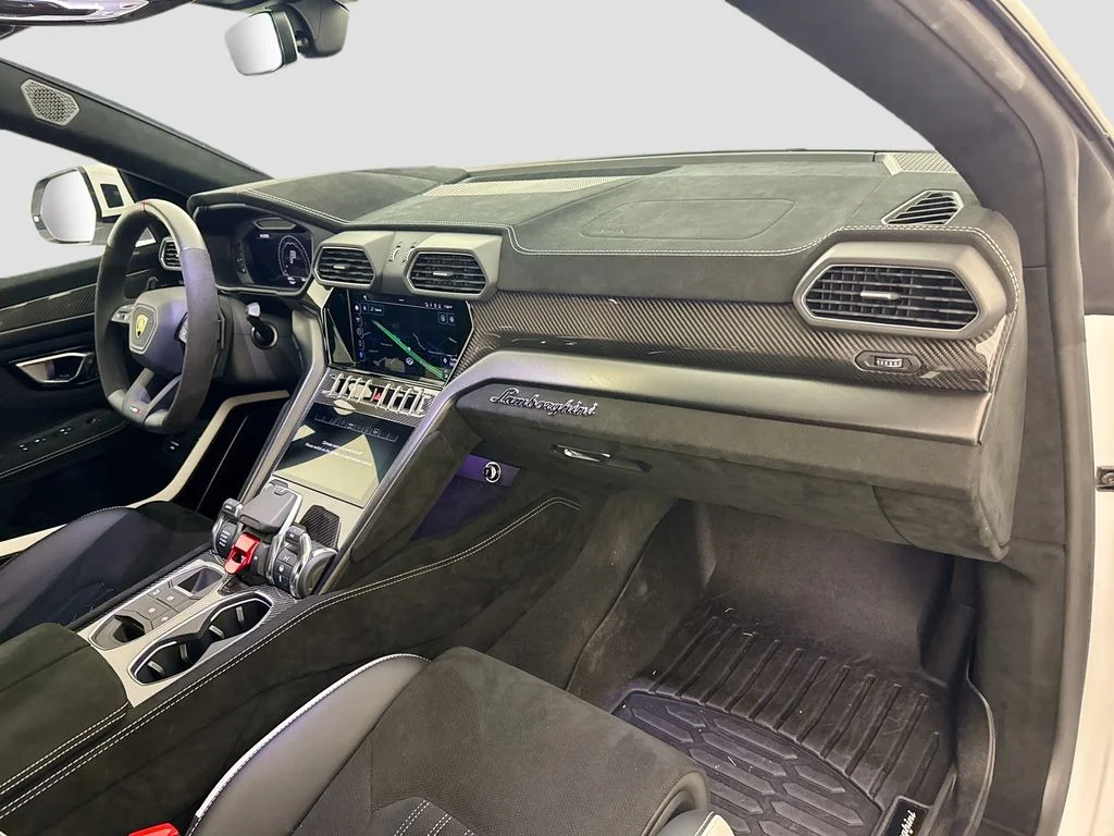 Used 2024 White Lamborghini Performante image 31