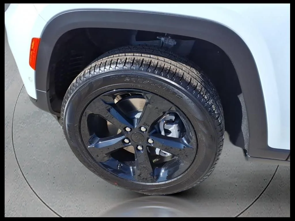 New 2025 Bright White Clear-Coat Exterior Paint Jeep Limited image 4