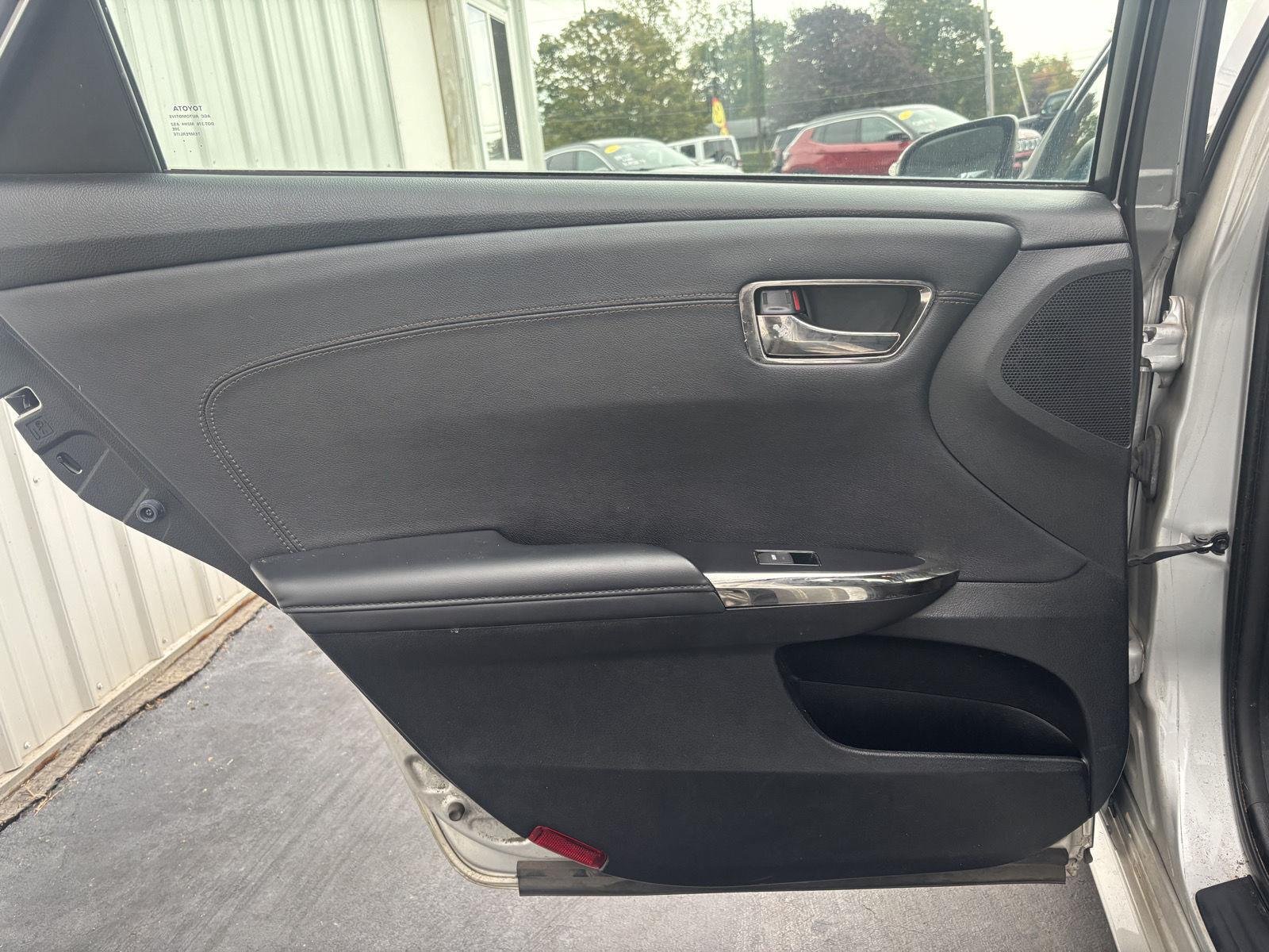 Used 2014  TOYOTA  image 27