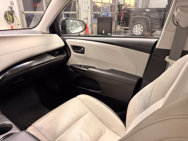 Used 2017 White Toyota XLE image 16
