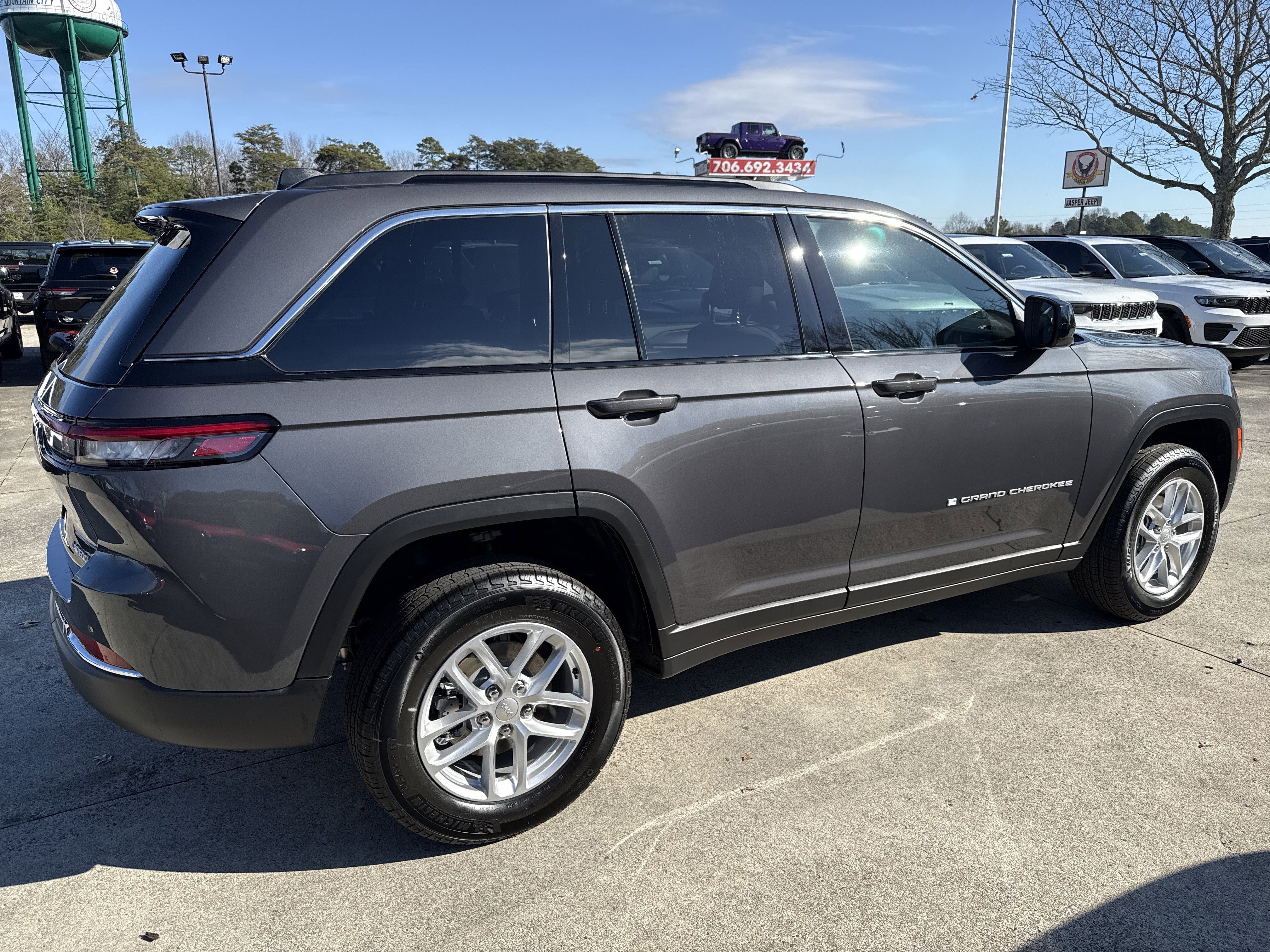 New 2025 Baltic Gray Metallic Clearcoat Jeep Laredo image 8