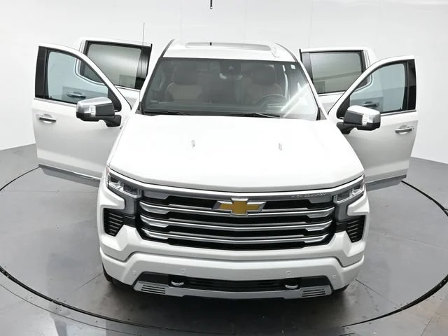 Used 2025 Iridescent Pearl Tricoat Chevrolet High Country image 44