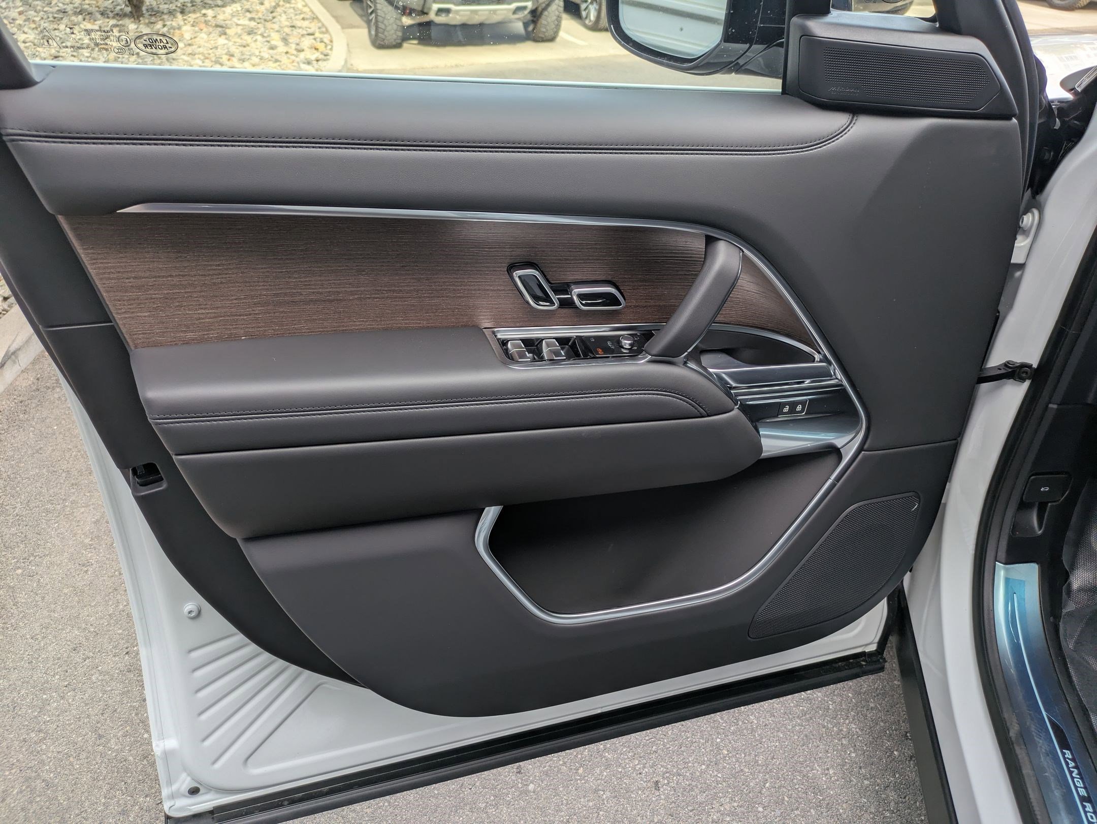 New 2025 Fuji White Land Rover SE image 10
