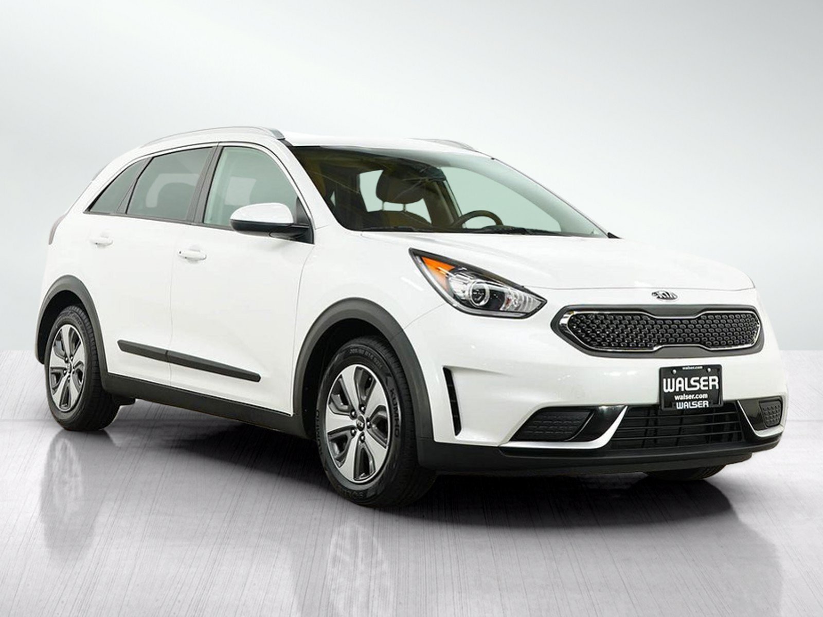 Used 2018 Snow White Pearl Kia LX image 7