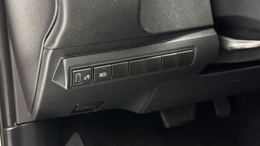 Used 2020 Silver Toyota XLE image 15