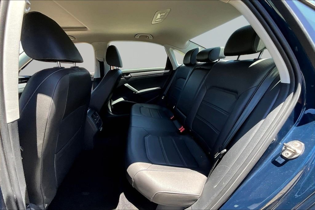 Used 2021  Volkswagen 2.0T SE image 21