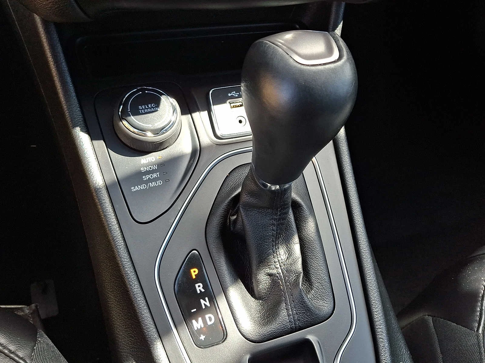 Used 2021 Slate Blue Pearlcoat Jeep Latitude Lux image 14