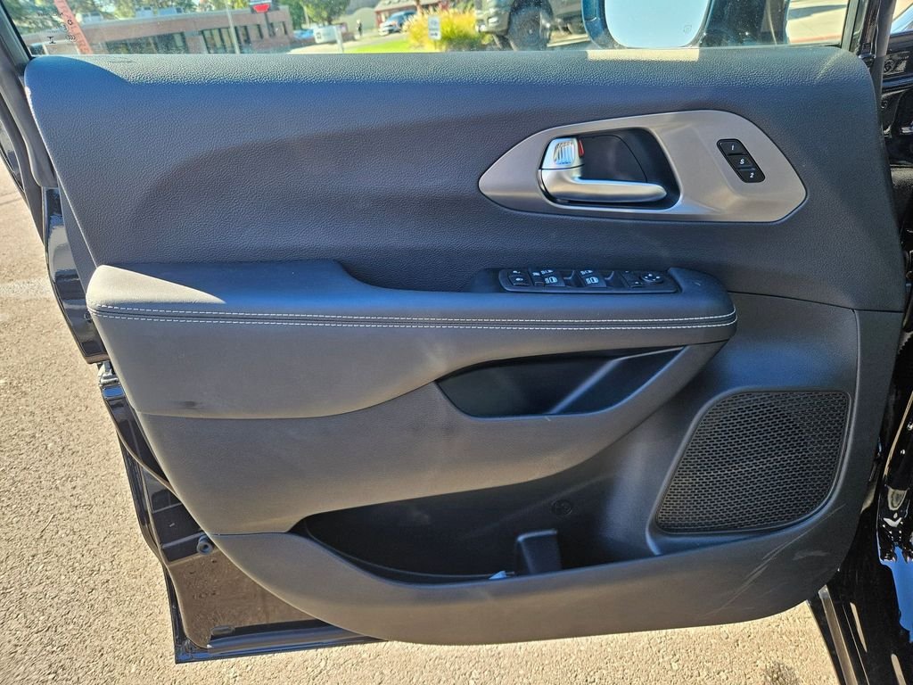 2026 Chrysler Pacifica Select - Photo 11