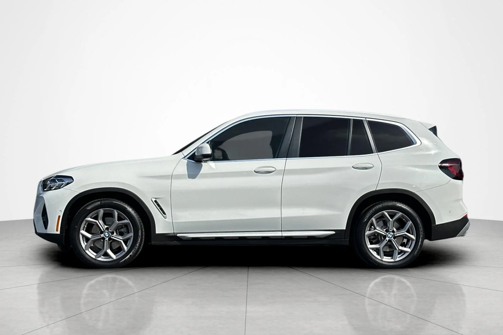 Used 2023 Alpine White BMW sDrive30i image 2
