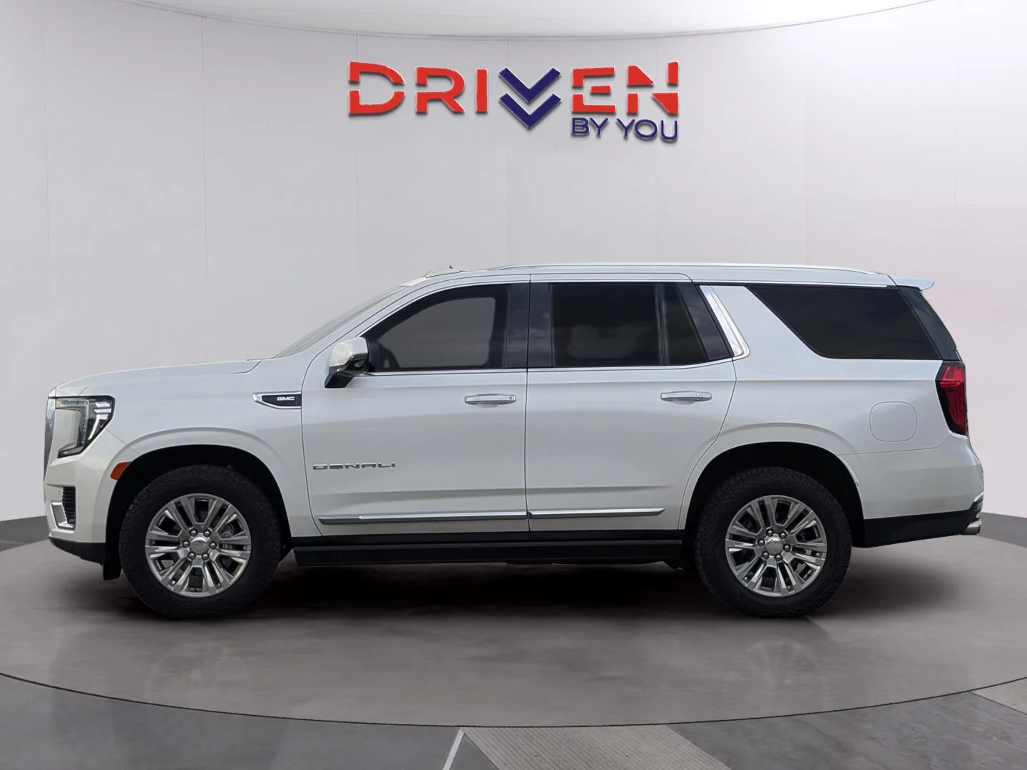 Used 2022 White Frost Tricoat GMC Denali image 2