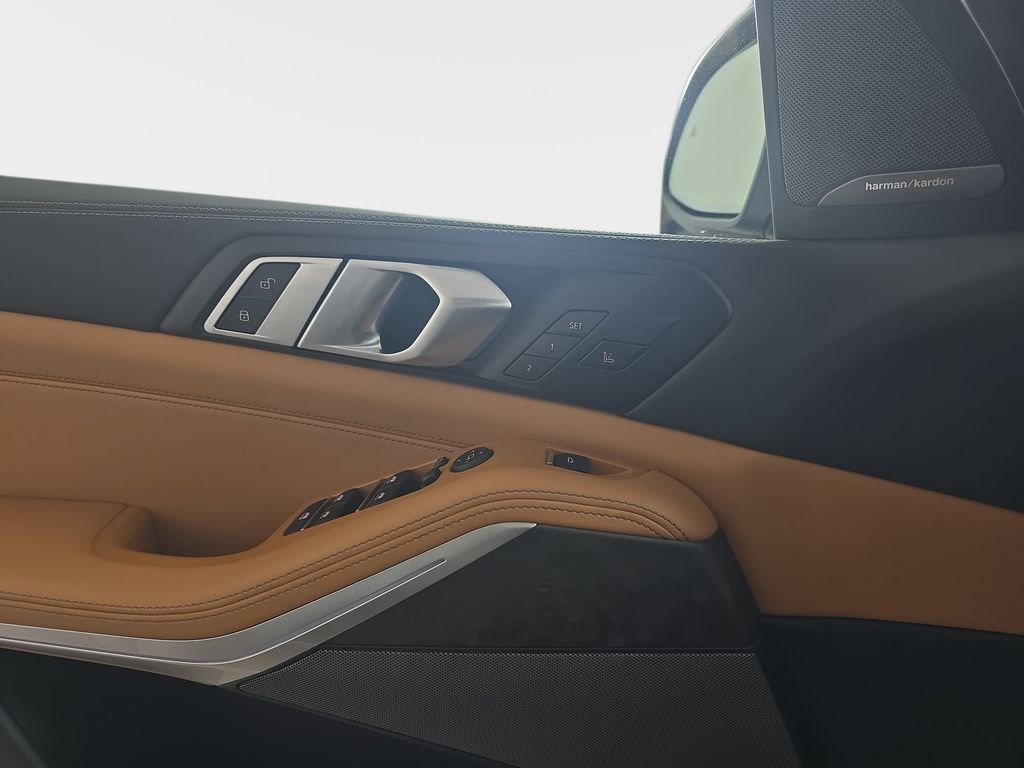 Used 2026 Skyscraper Grey Metallic BMW xDrive40i image 31