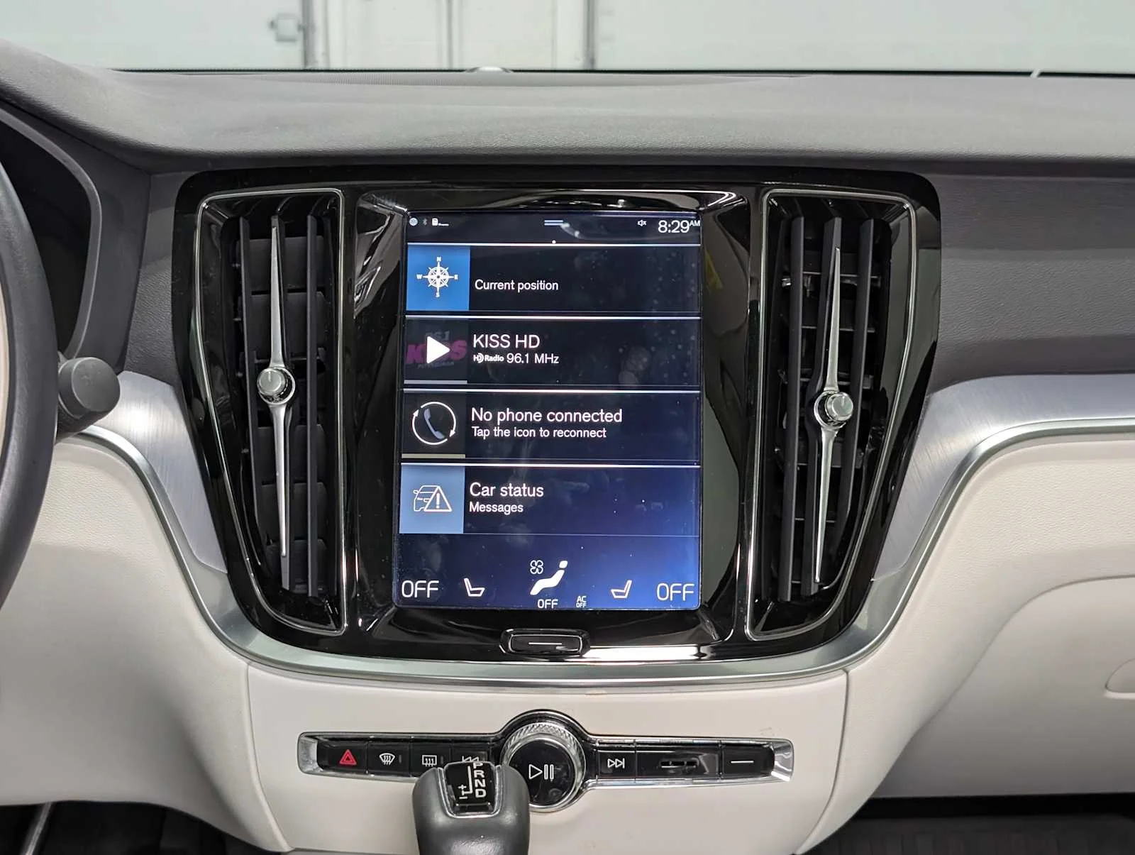 Used 2020  Volvo Momentum image 19