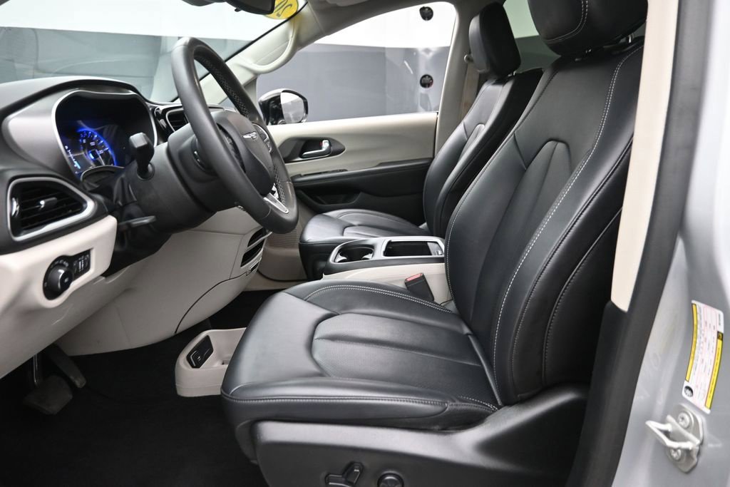 Used 2024 Silver Chrysler Touring L image 19