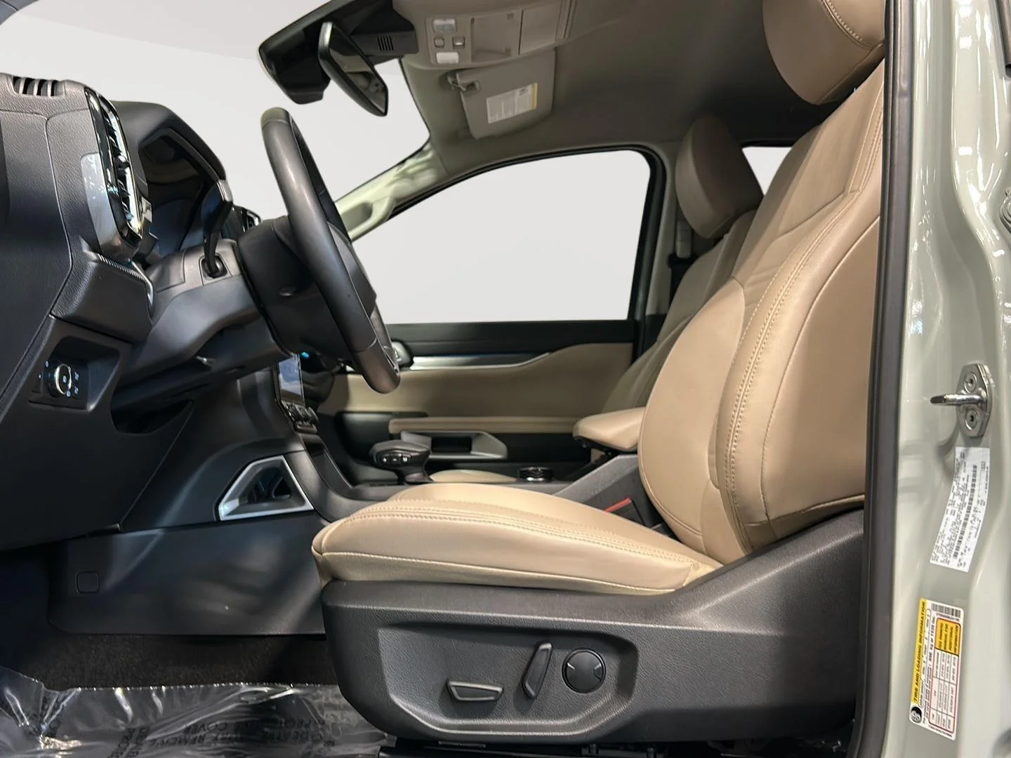 Used 2024 Cactus Gray Ford LARIAT image 5
