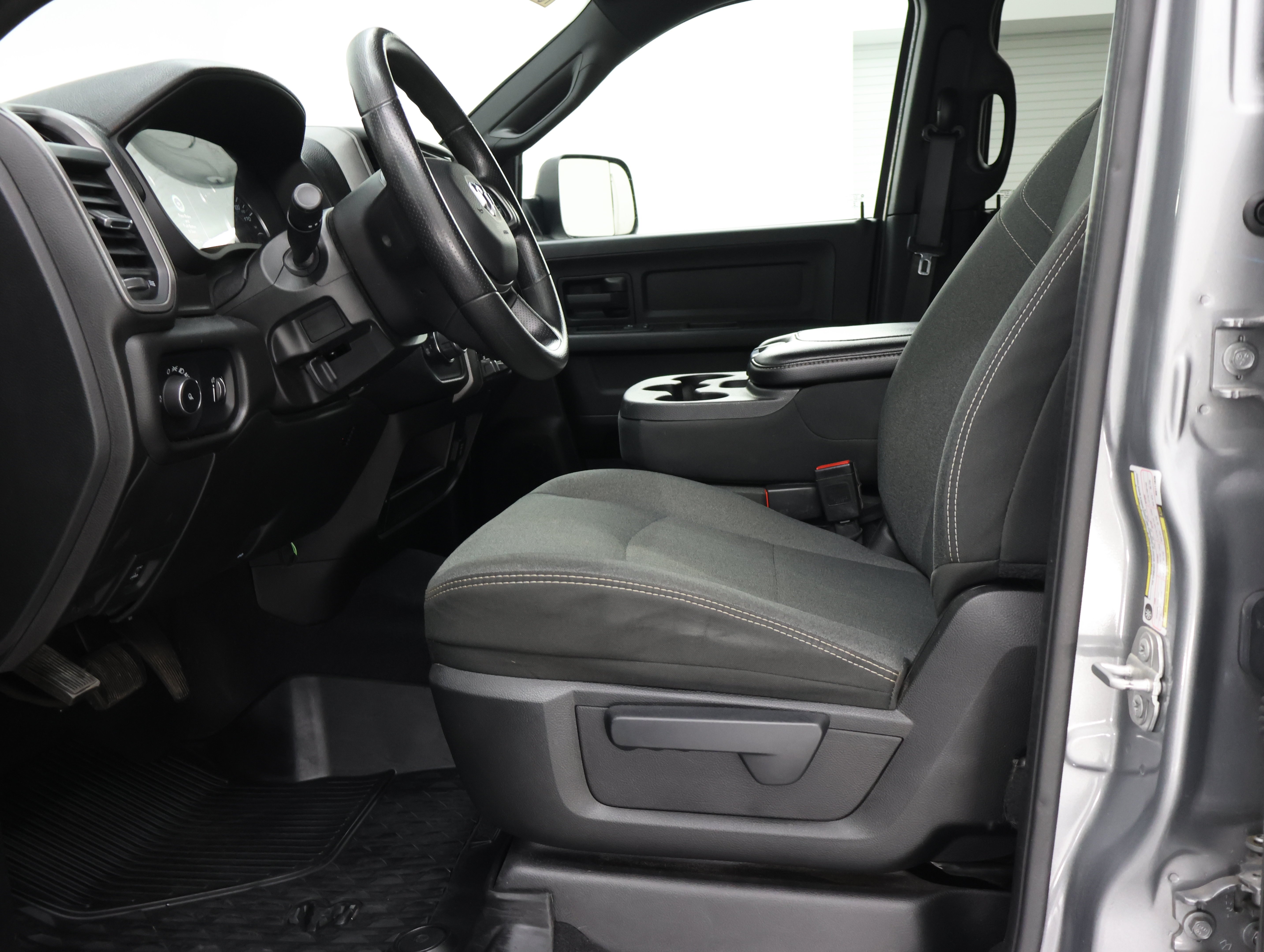 Used 2022 Billet Silver Metallic Clearcoat Ram 4x4 Crew Cab Tradesman: CREW-SHORT-TRADESMAN LVL 2-6.4L V8 HEMI-4WD-20 WHEELS image 8