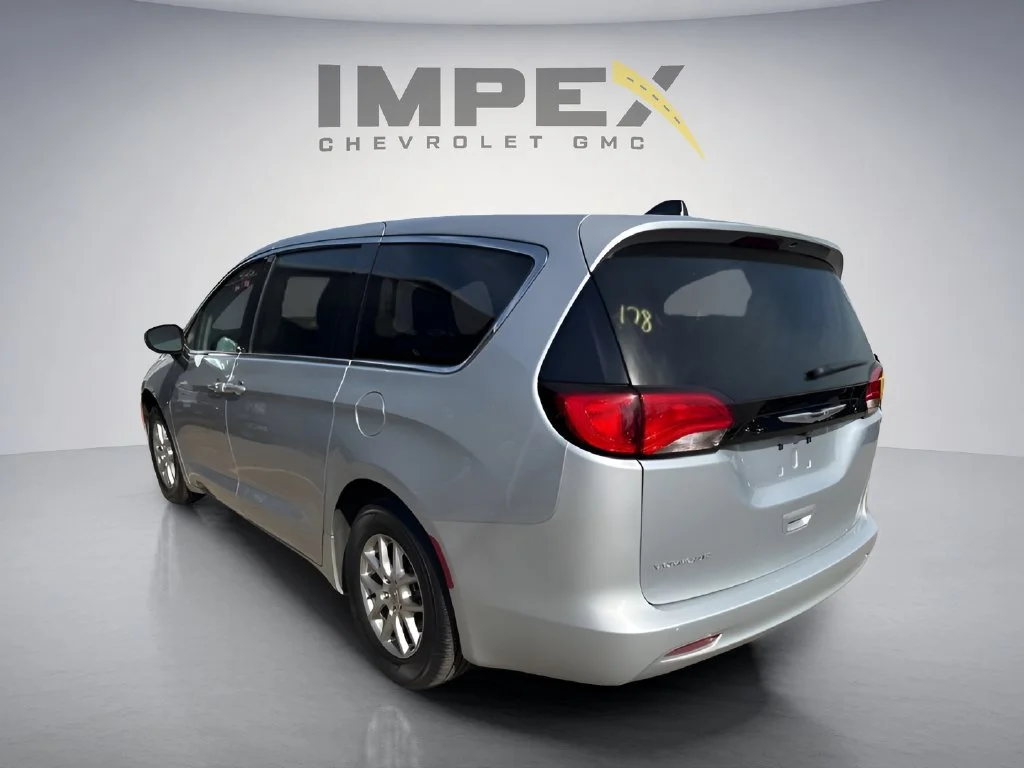 Used 2023 Silver Chrysler LX image 8