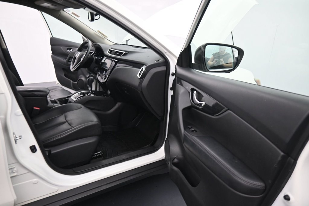 Used 2016 White Nissan SL image 23